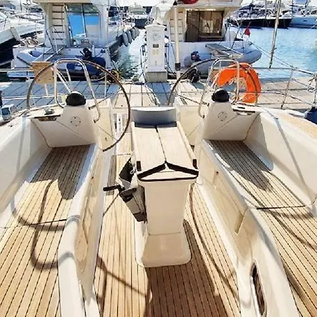 Narayana Sailing Yacht Hotel *