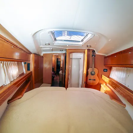 Narayana Sailing Yacht Hotel *